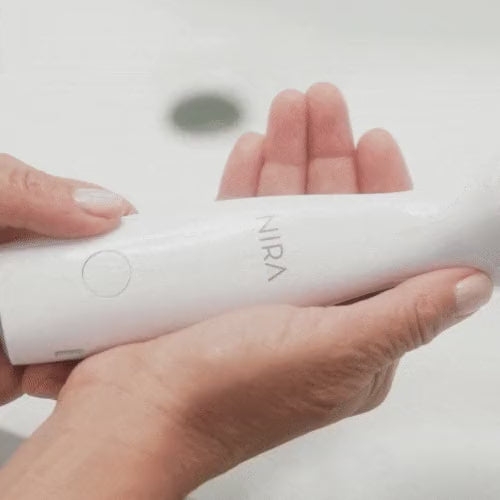 Cargar vídeo: Hands holding the NIRA Pro 3 laser, showing the button used to set the power level