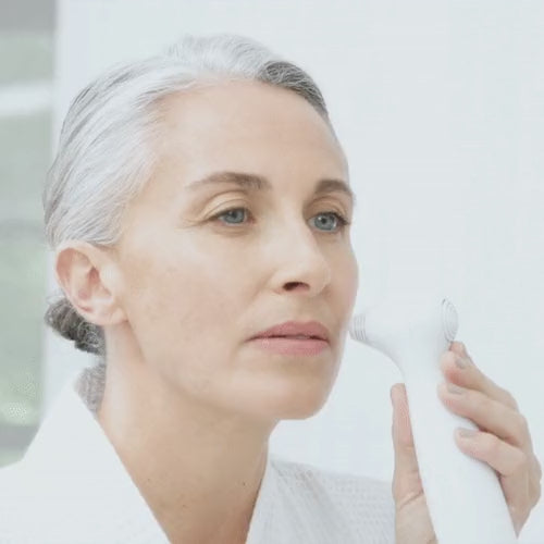 Cargar vídeo: Woman using the NIRA Precision laser around her upper lip during a treatment