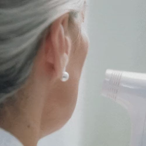 Cargar vídeo: NIRA Pro 3 laser held against the cheek while the user listens for the reject tone